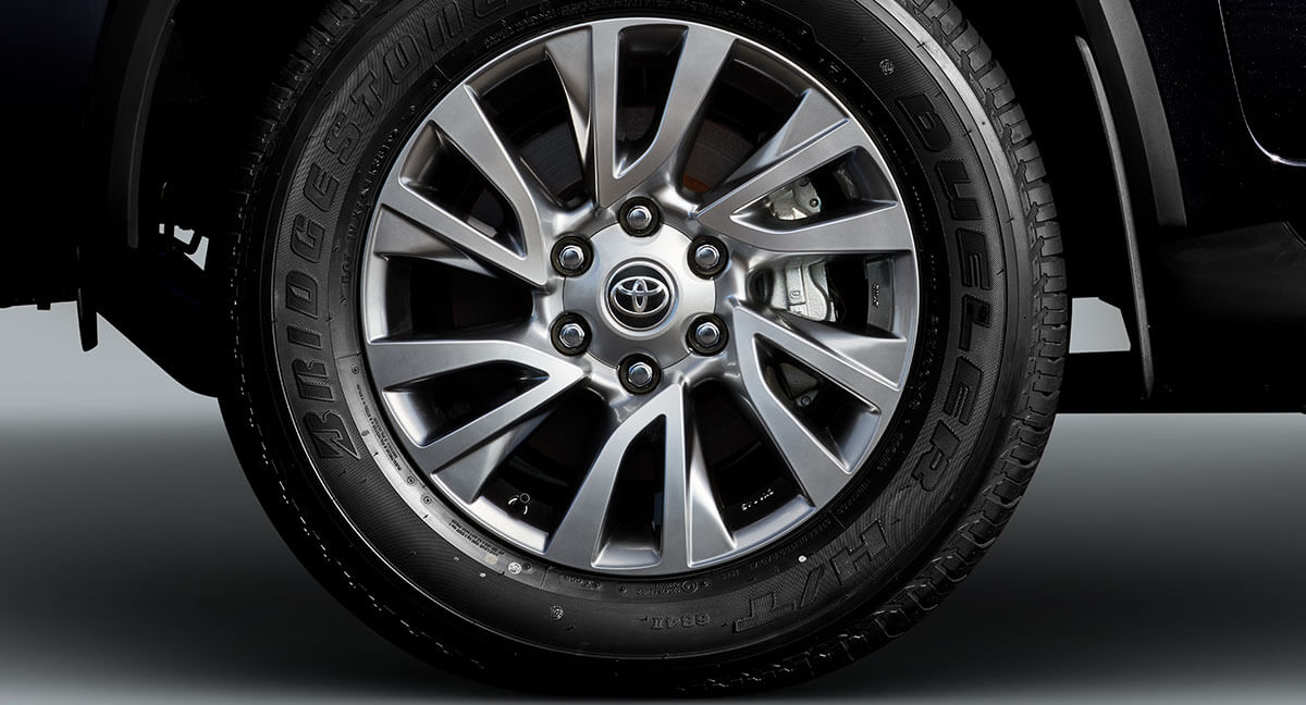Multi-axis Spoke Alloy Wheels with Super Chrome Metallic Finish