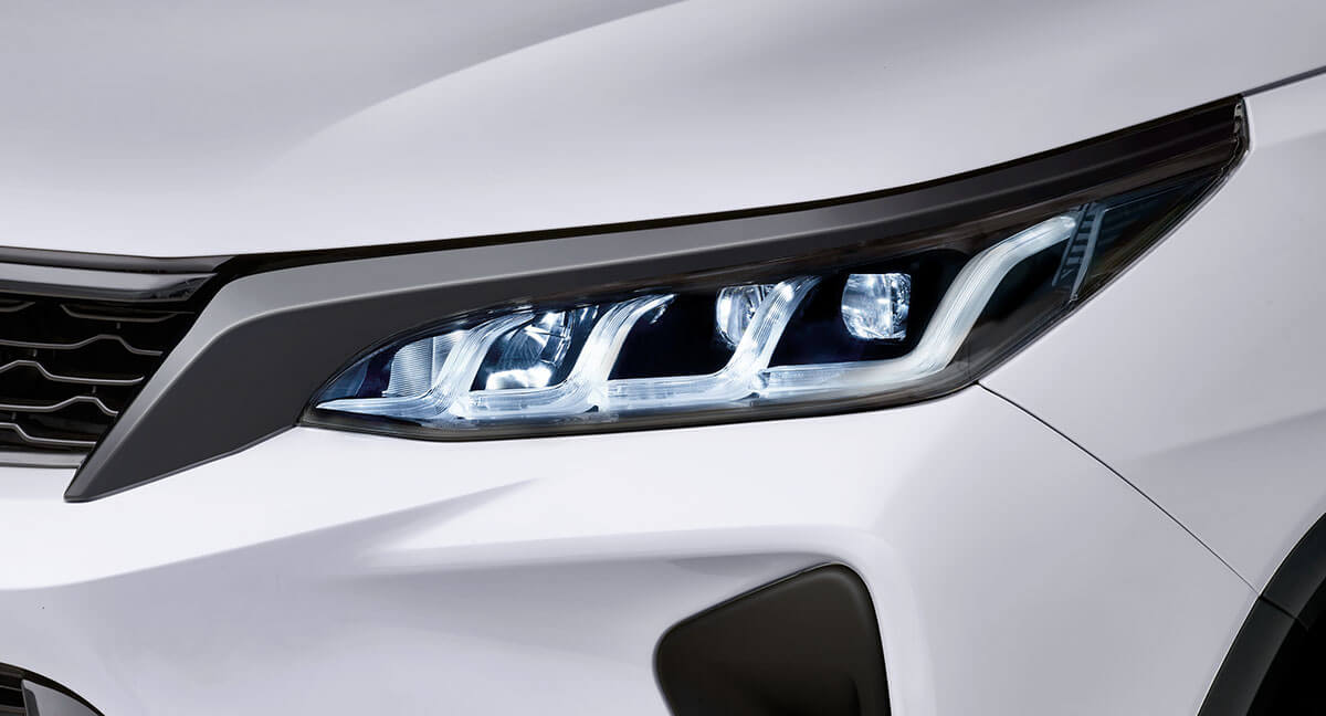 Split Quad-LED Headlamps with Waterfall LED Line Guide Signature