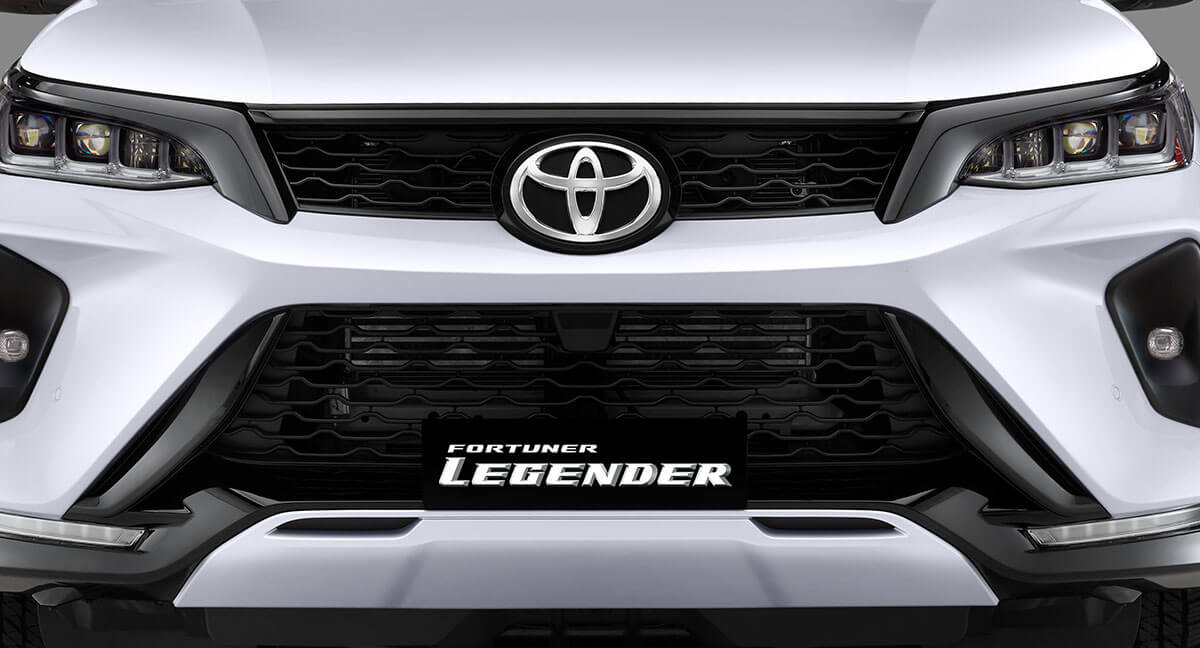 Sharp & Sleek Grille with Catamaran Style Front Bumper